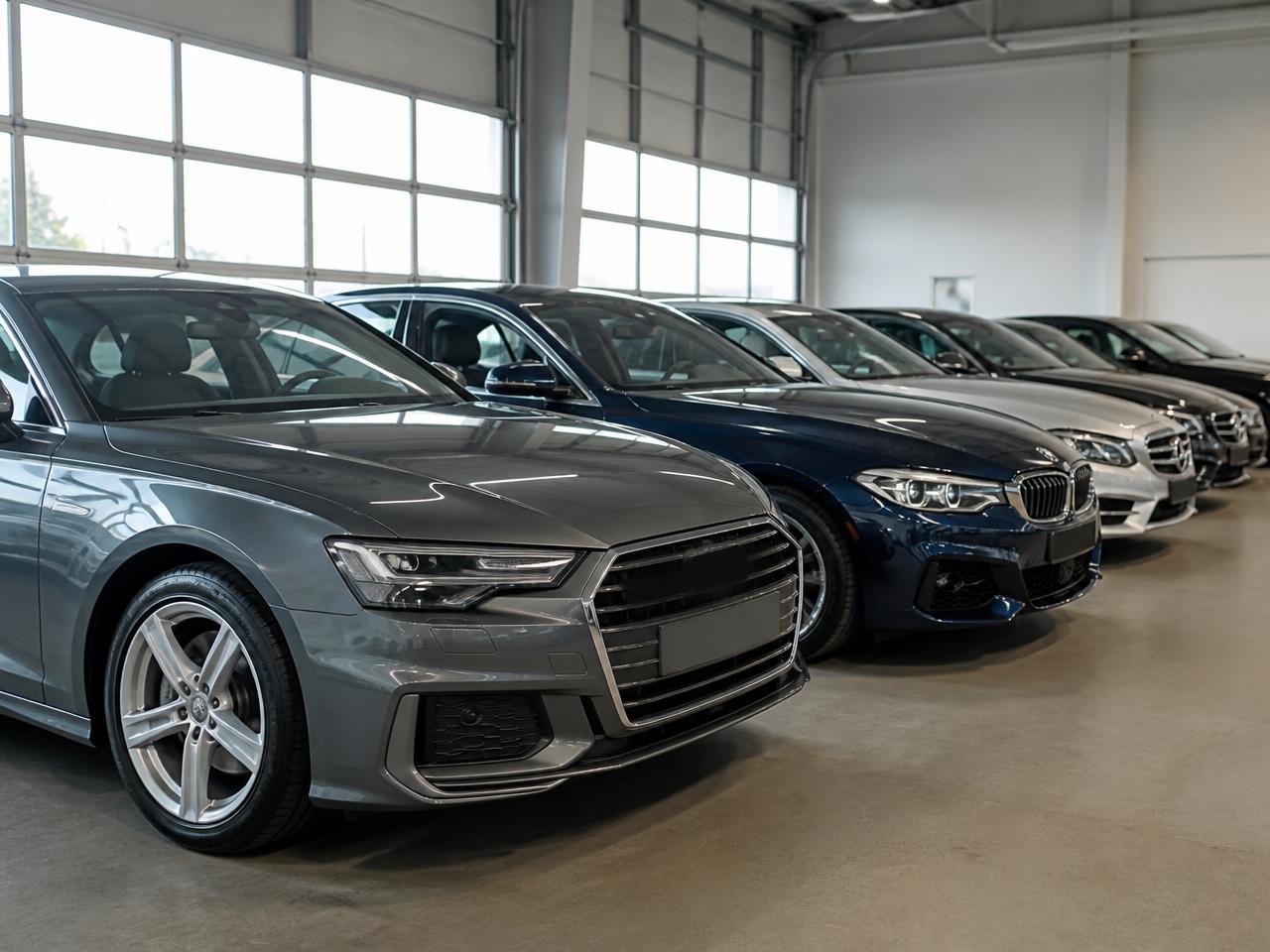 Begagnade bilar uppställda i BP Autos bilhall i Kinna